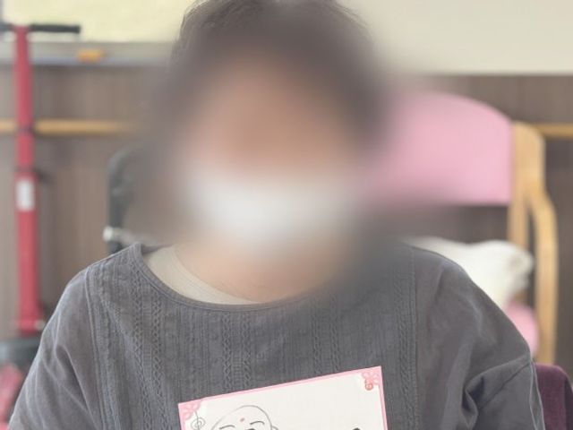 人物と椅子の様子 ラウンジ 居心地の良いスペースで、利用者の方々が個々の時間を充実させる様子が感じられます。
