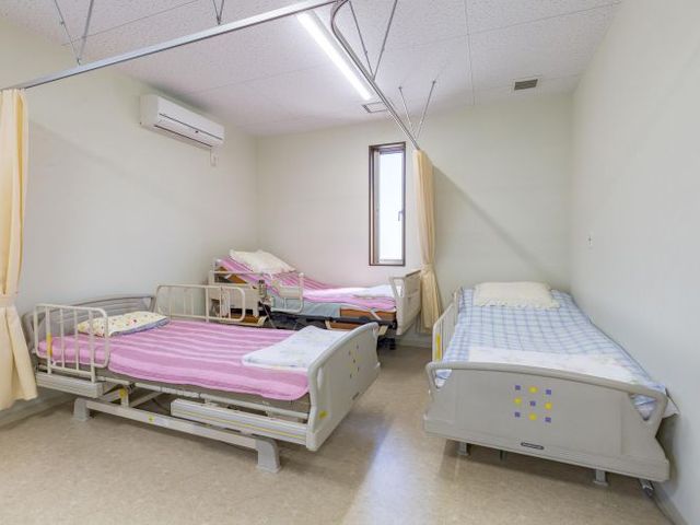 明るい居室 居室 窓から自然光が差し込む明るいお部屋です。快適な空調設備が整い、ゆったりと過ごせます。