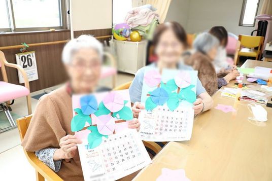 作品を手にする様子