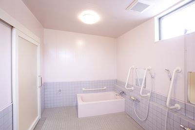 窓のある広い浴室