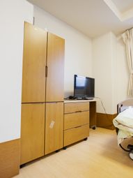 テレビとクローゼットの居室