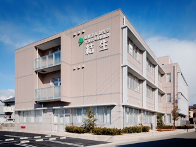 すっきりとした建物外観 外観 開放的で清潔感のある外観です。施設全体が明るく綺麗な印象を与えます。