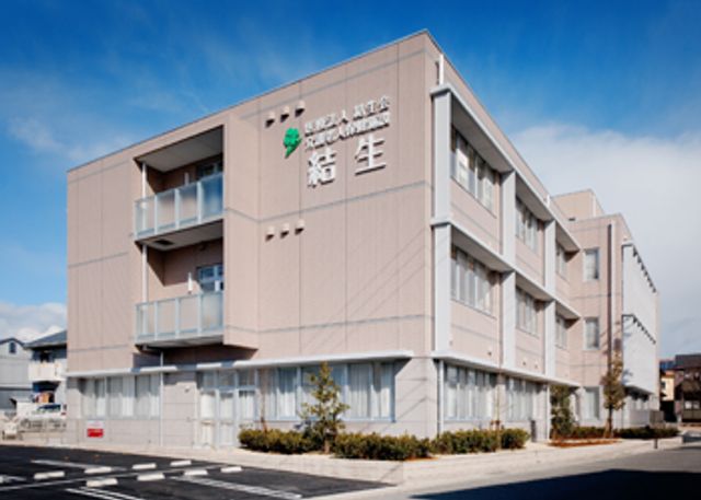 すっきりとした建物外観 外観 開放的で清潔感のある外観です。施設全体が明るく綺麗な印象を与えます。