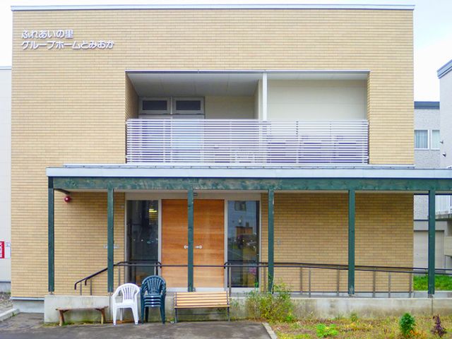 明るいエントランスの建物 外観 ガラス張りで開放的なエントランスが迎える施設です。スタッフの方々との出会いがあなたを待っています。
