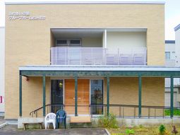 明るい外観の建物エントランス