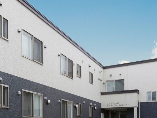 清潔感ある建物のエントランス