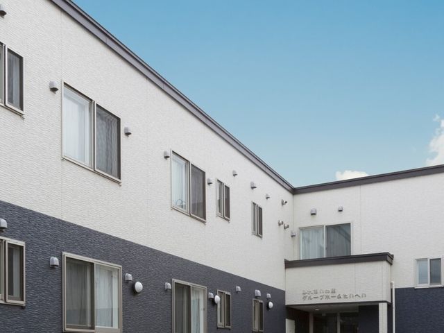 清潔感ある建物のエントランス 外観 ゆったりとしたエントランスが迎える、心地よい空間です。清潔で整備されたこの場所で、新たな職務に臨むやる気が湧いてきます。