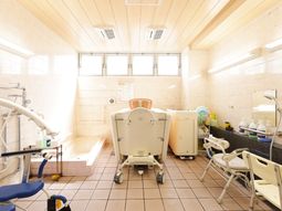 明るい浴室設備