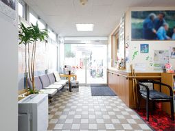 案内所の明るい風景