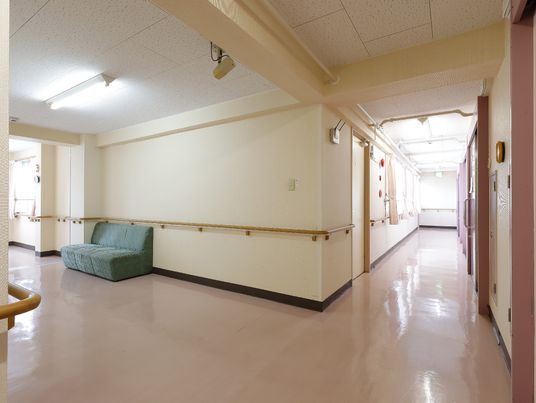 幅広廊下と応接セット