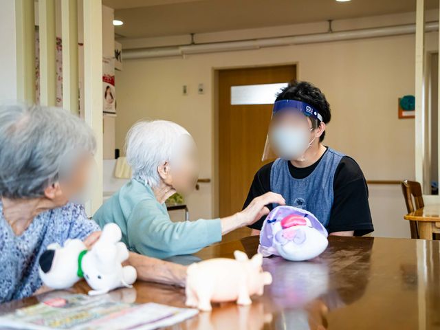 共有スペースでの活動 共有スペースA 笑顔でコミュニケーションを取る食堂の様子です。暖かい雰囲気の中で、利用者の方々が憩いの時間を楽しんでいます。