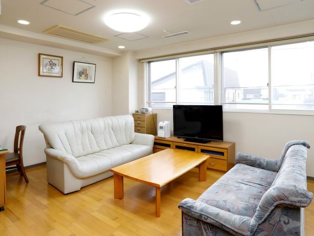 居心地の良いリビング リビング 広々としたリビングには、ゆったりとしたソファやテレビが配置され、穏やかな時間を過ごすことができます。明るく開放的な雰囲気で、癒しのひとときを提供しています。