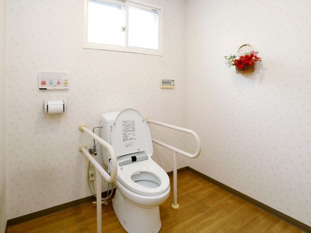 バリアフリートイレ トイレ 安全手すり付きの清潔なトイレです。サポートが必要な方も、安心してお使いいただける設計となっております。