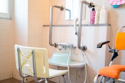 サポート付き浴室の設備