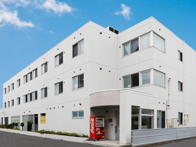 白い建物の外観 外観 清潔感のあふれる白い建物で、来訪者を迎えるエントランスは清潔に保たれ快適な印象です。