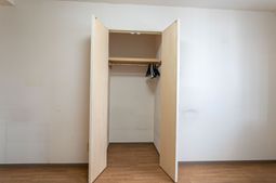 空の洋服掛けクローゼット