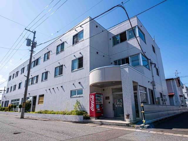 明るい日差しの建物外観 外観 日差しに輝く清潔感のある建物です。このような環境であなたも一緒に働きませんか。