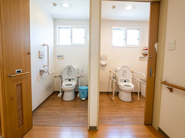 バリアフリー化されたトイレ トイレ 広々とした明るいトイレは、手すりがあり安全に配慮されています。清潔感があり、利用しやすい環境が整っています。