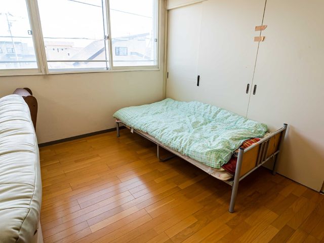 居室の清潔な空間 居室 広々とした空間の居室では、明るい窓辺で新しい一日を気持ち良く迎えられます。高い天井と木の温もりが心地よい、ゆとりの生活空間です。