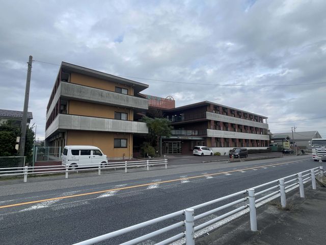 広い道路沿いの建物 外観 広い道路に面した落ち着いた色合いの建物です。仕事帰りや外出時もアクセスが便利です。