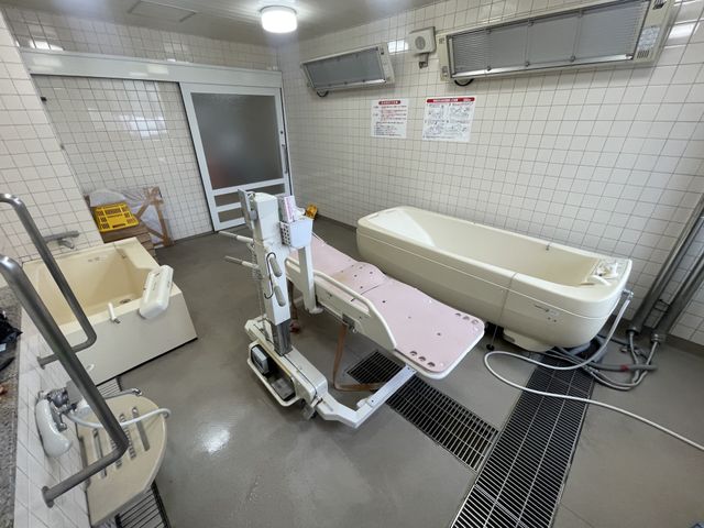 浴槽のある部屋 浴室 設備の整った浴室です。介助がしやすい設計になっております。
