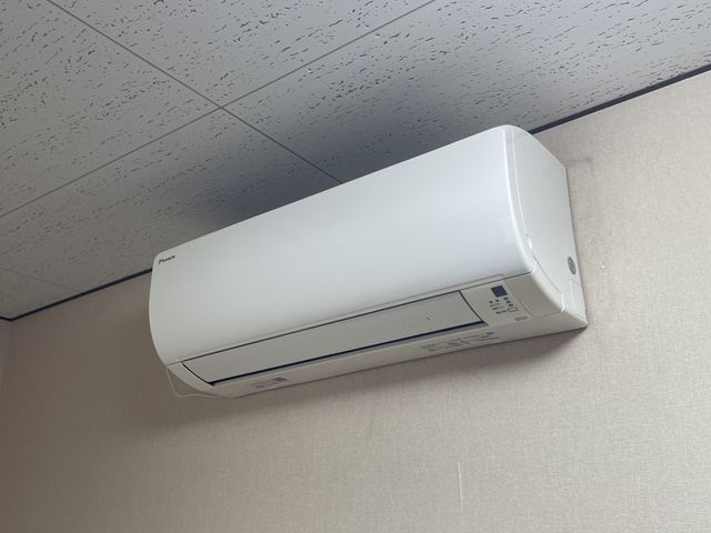 壁のエアコン エアコン 空調が整った快適な環境で、働きやすい職場となっています。