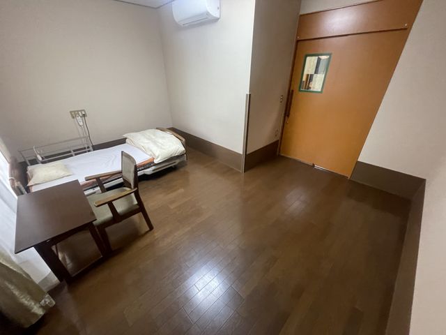落ち着いた居室 居室 広々とした居室は、木の温もりがあり、快適に過ごせる空間です。自然光が優しく入ります。