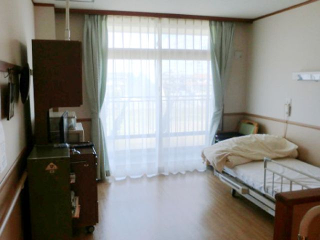 自然光が入る居室 居室 広々とした居室で、柔らかな自然光が入ります。快適な環境でリラックスできます。