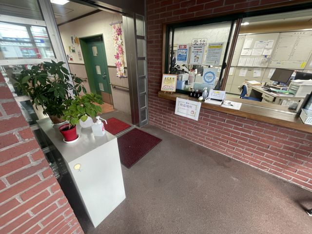 受付のエントランス エントランス 落ち着いた雰囲気のエントランスは、訪れる人を暖かく迎えてくれます。掲示物が整然と配置されており、情報がわかりやすいです。