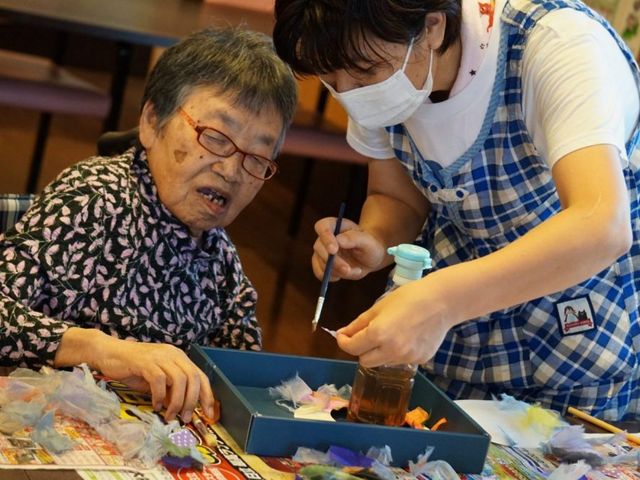 手芸活動を行う居室 居室 心を込めた手芸活動を提供している明るい居室で、職員が丁寧に支援しています。安心してご利用いただける環境です。