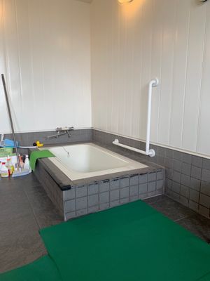 スタッフと高齢者の笑顔