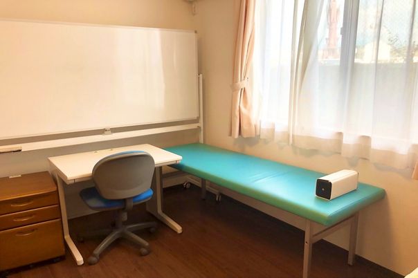 明るい表情で介護するスタッフ