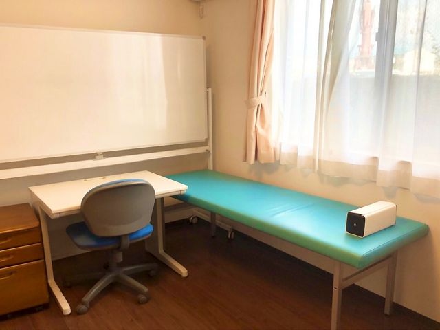 明るい表情で介護するスタッフ スタッフイメージ 温かな対応ができる方、こちらでご活躍しませんか。笑顔でのサポートが求められています。