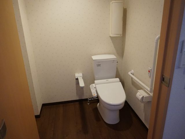 バリアフリートイレ トイレ 手すり付きのトイレは安全かつ使いやすく、快適な日常生活をサポートします。