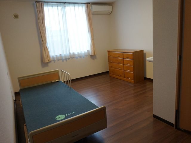 居心地の良さそうな居室 居室 ゆったりとした広さのある清潔な居室です。窓から自然光が差し込み、明るく穏やかな雰囲気が漂います。