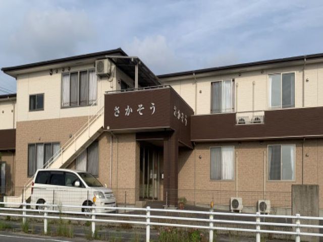 ゆったりとしたエントランス エントランス ゆとりあるエントランスは、お出かけ前後の憩いの空間です。来訪者を温かく迎えるための配慮が見られます。