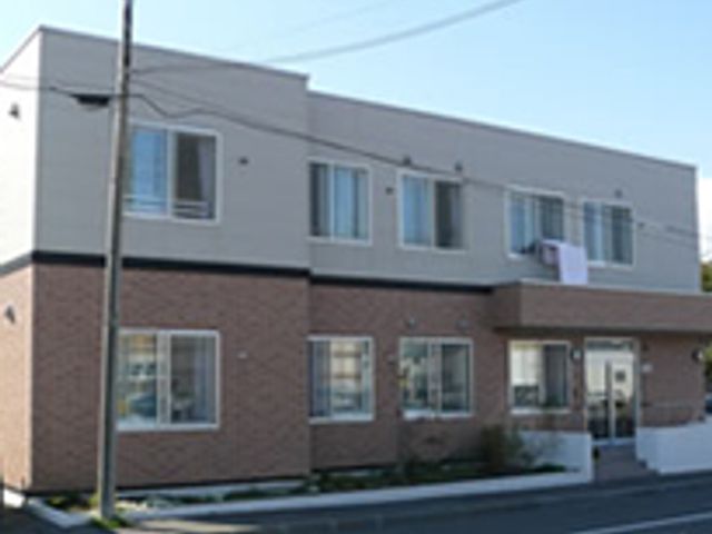 明るい外観 外観 広々とした外観が印象的な施設です。自然光が差し込み、心地よい雰囲気を感じられます。