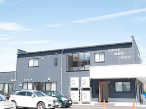 青い外壁の建物  