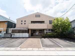 明るい日ざしの施設外観