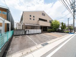 明るい外観の建物