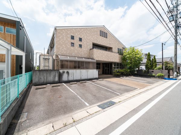明るい外観の建物
