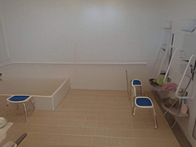 広々とした浴室 浴室 自然光が差し込む明るい空間の浴室です。快適に過ごせるための設備も充実しています。