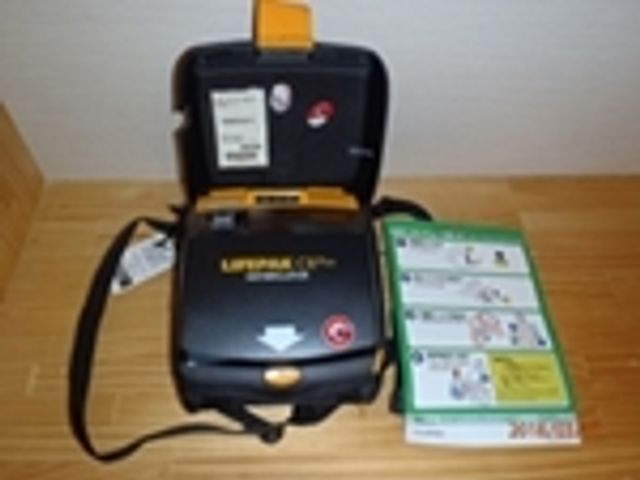 救命装置と説明書置き場 機能訓練室 AEDが備えられており、緊急時にも安心して働けます。説明書も一緒に設置されています。