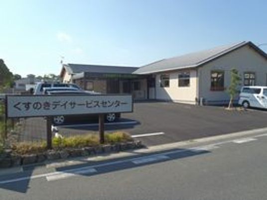 駐車場のある建物外観