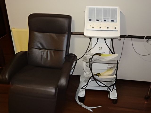 機能訓練用の椅子と機器 機能訓練室 ゆったりとした椅子でリラクゼーションしながらトレーニング可能な機能訓練の設備です。