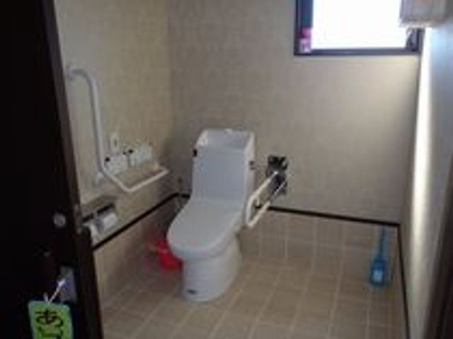 手すり付きのトイレ トイレ 手すりが設置されたトイレは、安全で快適に使用できる工夫がされています。