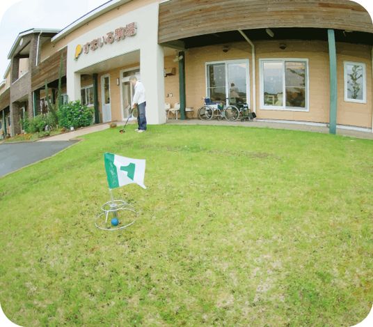 広い庭がある建物前