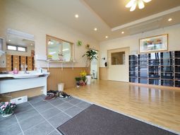 明るいエントランスの様子