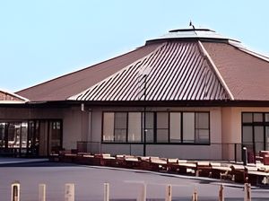 広い屋根の建物