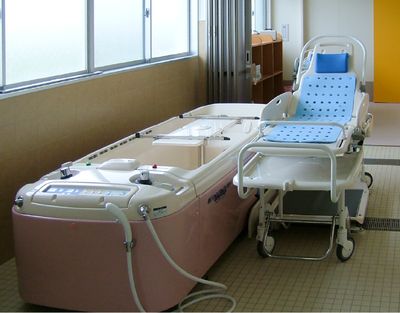 自然光と設備の浴室